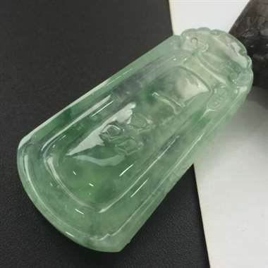 冰种晴绿完美龙牌。有种有色，尺寸：48.5-26.7-7.5