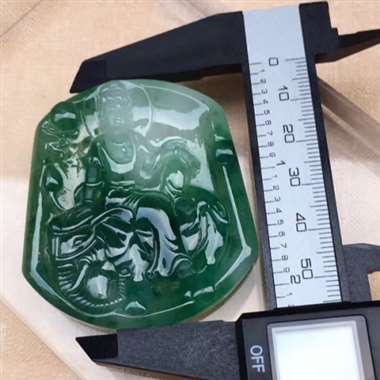 L冰种飘绿《普贤菩萨》。非常细腻冰透起光，完美