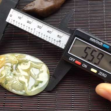 天然翡翠A货黄翡“貔貅纳财”吊坠，玉质细腻，完美厚装，雕工精细，性价比高，自然光实拍，大小：55.9