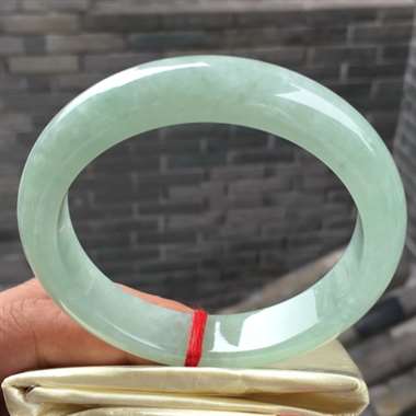 豆绿正圈，尺寸58.0-13.1-8.6，水润细腻，色素均匀，完美