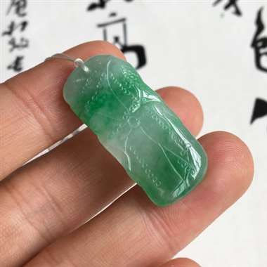 阳绿 金鱼 整体阳绿 质地细腻 水润 种好色美 雕刻工艺精湛 栩栩如生 佩戴漂亮 有细纹 不影响 尺