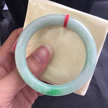 糯种飘阳绿花圆条手镯 底细干净 完美无裂 糯种飘阳绿花圆条手镯 底细干净 完美无裂