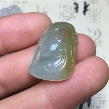 冰种三彩美女吊坠 种老水润 冰透十足 设计独特 俏色分明 雕工精湛 栩栩如生