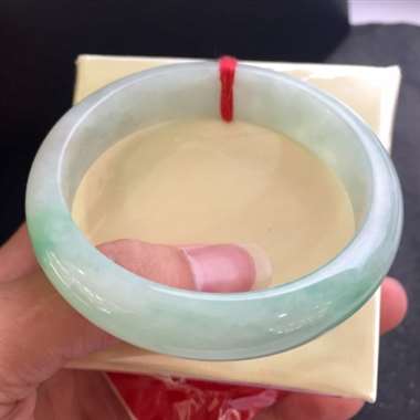 糯种飘花手镯 底细干净 完美无裂 清爽水润 糯种飘花手镯 底细干净 完美无裂 清爽水润