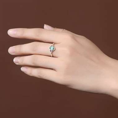 18k镶嵌，主石0.5ct，配钻0.06ct，手寸12#