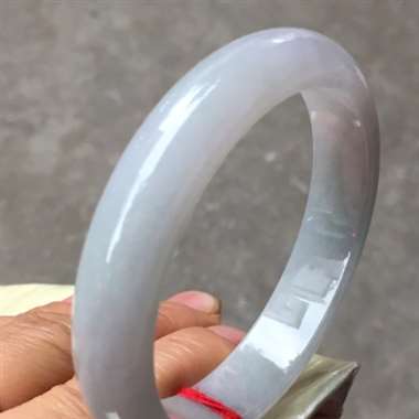 翡翠A货：冰糯种.正圈手镯.料子清爽干净.细腻水头十足.打灯显棉线.完美无纹裂.尺寸：56mm12.