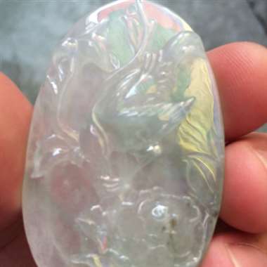 鸟语花香。糯冰种温润起光、雕工精美、飘阳绿，性价比高。规格：58x37x7.8mm