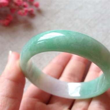 冰润阳绿贵妃手镯，有晶体纹有抠感，整体清新动人