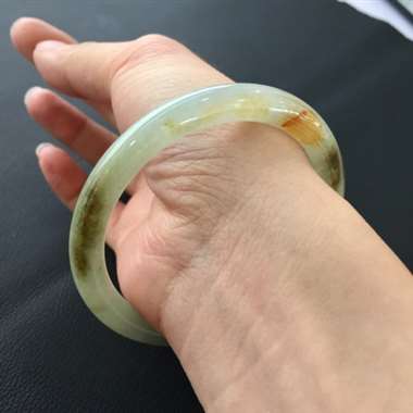 冰种老坑料完美飘花圆条手镯。尺寸：54.9*7.3*6.4