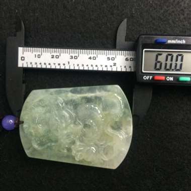 冰种飘花龙牌，种水很好，冰透感很好，做工精细，有白棉飘絮，哪怕是棉也很好看，棒棒嗒～4