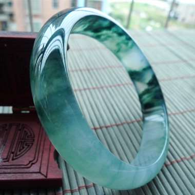 111324完美无纹裂 老种冰润细腻飘蓝花宽边正装手镯，料老种好，飘花均匀，老种，水头足，条形大方，