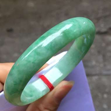 翡翠A货:冰糯种.豆绿色.贵妃手镯.料子清爽.颜色鲜艳.几乎满色.有点小纹.不影响.尺寸:54.5m 翡翠A货:冰糯种.豆绿色.贵妃手镯.料子清爽.颜色鲜艳.几乎满色.有点小纹.不影响.尺寸:54.5m