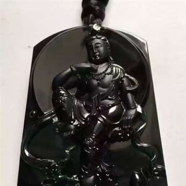 观音菩萨，完美无纹裂，极品墨翠，质地细腻，雕工精湛，鬼斧神工，呈帝王绿，灯照全透绿，大件厚装