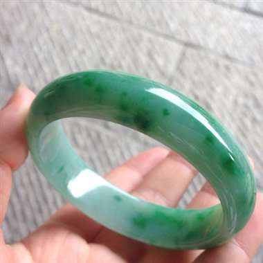 强烈推荐！！冰辣绿飘绿正装手镯，无纹裂完美，实物更漂亮