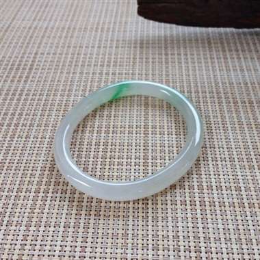17041704#贵妃尺寸：55.4x6.8x6.8mm短：48mm 冰翠镯，种水冰味十足，清爽，翠
