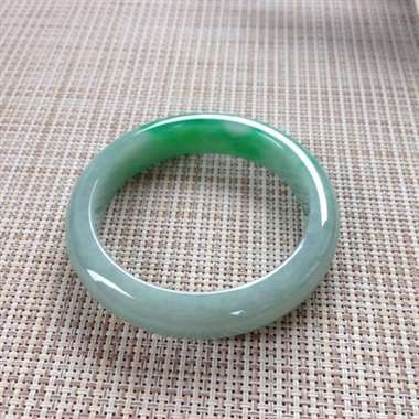 17041305#正圈尺寸：55.6x12.9x8.3mm 细润辣色镯，细腻肉厚，温润，局部辣色均匀