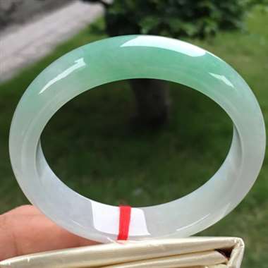 正圈,飘绿,尺寸57.3-13.5-8.0,水润细腻,颜色亮丽,完美 正圈,飘绿,尺寸57.3-13.5-8.0,水润细腻,颜色亮丽,完美