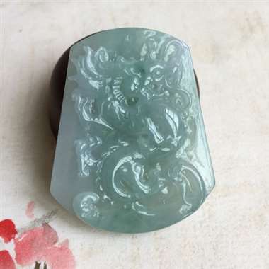 霸气 龙牌 整体有底色 质地细腻 水润 雕刻工艺精湛 栩栩如生 霸气 尺寸够大 佩戴漂亮 无纹裂 尺