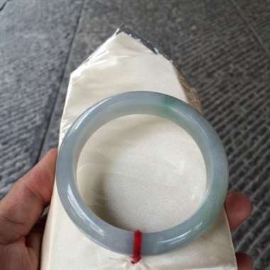 缅甸翡翠A货,春带色正圈手镯,打灯看有轻微的棉线,一点也不明显,喜欢的不要错过哦。 缅甸翡翠A货,春带色正圈手镯,打灯看有轻微的棉线,一点也不明显,喜欢的不要错过哦。