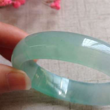 高冰阳绿起光贵妃手镯，有纹内侧有微抠感，底子清爽细腻，上手就秀气优雅，整体泌人心脾，实物更漂亮