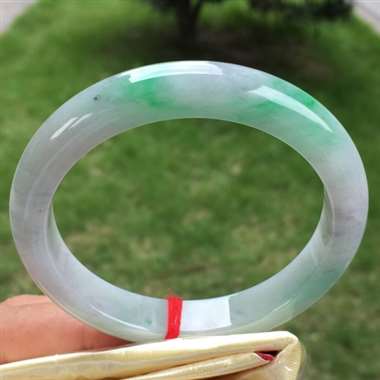 正圈,紫底飘绿,尺寸56.5-11.2-8.2,水润细腻,颜色亮丽,完美 正圈,紫底飘绿,尺寸56.5-11.2-8.2,水润细腻,颜色亮丽,完美