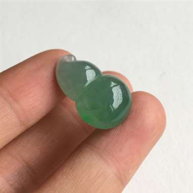 冰种 绿葫芦 冰种 整体绿色 质地细腻 冰透感好 水头足 饱满 佩戴漂亮 打灯有棉纹 不影响 尺寸2