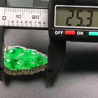 冰辣绿金枝玉叶18K镶嵌吊坠，水头好，品相好，水润细腻！