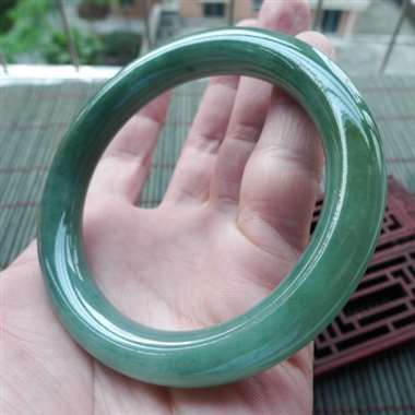 111731A货翡翠精美好种满绿圆条手镯，圈口58.3mm，种好水头足，满绿均匀，条形饱满，质地细腻