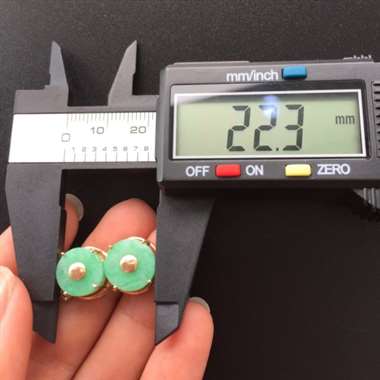 糯种苹果绿完美双扣，18k金镶嵌。尺寸：22.3*11.5*8.0
