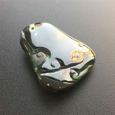 冰种优质墨翠罗汉，玉质细腻，打灯通透阳绿，纯手工打造，线条柔美流畅。尺寸：30.3-24.8-8.1