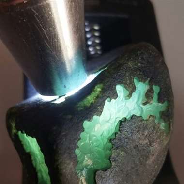 格影脚精品大开窗，冰种底，干净起荧光，杠味十足女神范，打灯通透对穿，品相端正皮壳完美，几乎无裂，做几