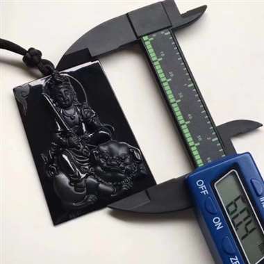 5⃣️墨翠精美雕工，自然光下黑，完美无裂，表面黑光亮起油，打灯透帝王绿，送证书，玛瑙项