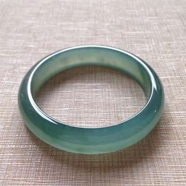 414-1-3正圈尺寸58×13×7.5mm。老坑冰种阳湖水绿底飘芙蓉花平安镯,纯净冰润,细腻柔滑, 414-1-3正圈尺寸58×13×7.5mm。老坑冰种阳湖水绿底飘芙蓉花平安镯,纯净冰润,细腻柔滑,