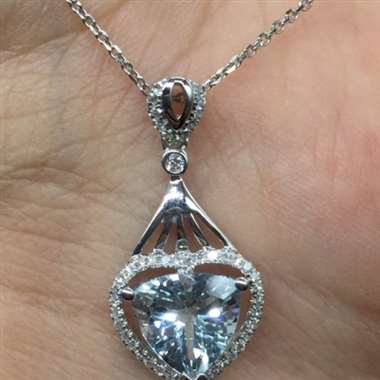 ❤️❤️18k海蓝宝吊坠❤️❤️,主石2.05ct,配钻0.24ct,总重2.51g,女神节送礼最佳 ❤️❤️18k海蓝宝吊坠❤️❤️,主石2.05ct,配钻0.24ct,总重2.51g,女神节送礼最佳