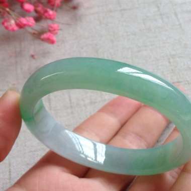 冰阳绿贵妃手镯，有细纹无抠感，上手清新甜美，泌人心脾