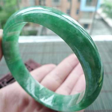 111812A货翡翠精美好种满色豆绿正装手镯cy，圈口57.3mm，有种有色，色泽阳气，均匀细腻，条