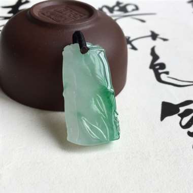 冰绿 竹节 冰底 绿竹节 质地细腻 冰透感好 种好色辣 巧雕了一只小螳螂 好可爱 尺寸 32x16x