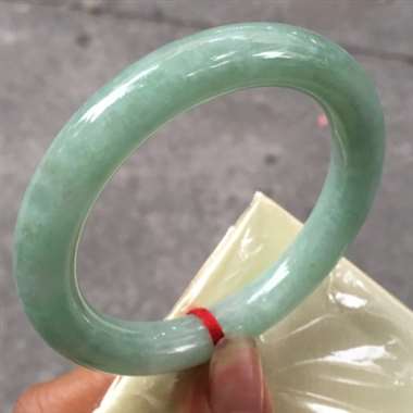 翡翠A货：冰糯种.豆绿色.圆条手镯.料子清爽干净.种老水头足.完美无瑕.尺寸：56.2mm11mm1