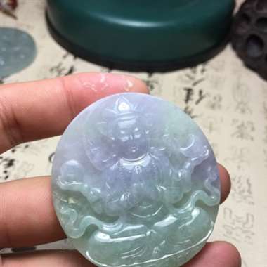春带彩四臂观音 种水足 色泽鲜艳 雕工精美 美观大方 完美 春带彩四臂观音 种水足 色泽鲜艳 雕工精美 美观大方 完美
