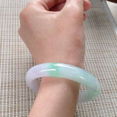 17041211#正圈尺寸：56x11x6.6mm 细润带色镯，很温润，甜美，清爽舒适，底色时尚靓丽