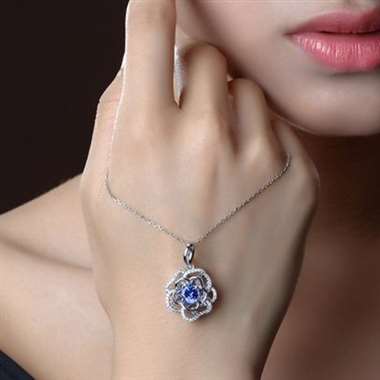 1.35ct坦桑石吊坠，18K镶嵌5A品质深邃明艳，主石1.35ct，钻石0.28ct，此款不含链、