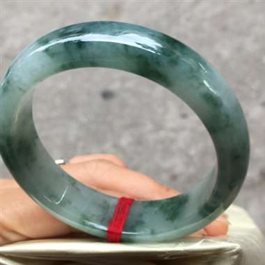 翡翠A货：冰糯种.飘花手镯.冰润通透.种老水头足.整圈飘花.完美无纹裂.尺寸：55mm14.8mn8