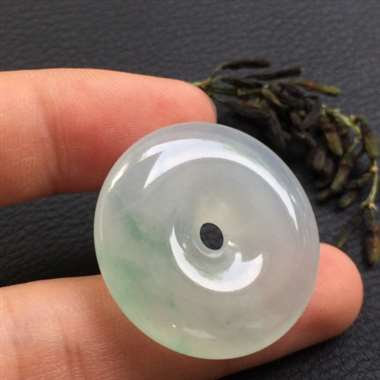 冰种飘花平安扣，冰清玉洁，清爽干净，完美无瑕。