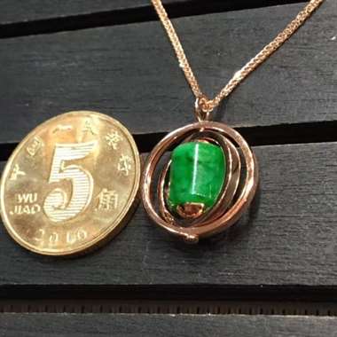 满绿路路通项坠，路路畅通，时来运转，色阳，底庄细腻，完美，18k金镶嵌，可360度旋转，精心设计，低