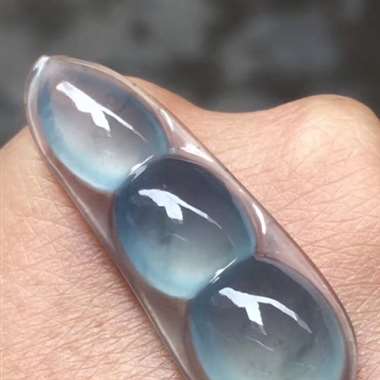 高冰种蓝底福豆,尺寸:35.5*12.2*5.8mm,完美起光,种特老,带蓝底,饱满。H12 高冰种蓝底福豆,尺寸:35.5*12.2*5.8mm,完美起光,种特老,带蓝底,饱满。H12