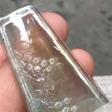 高冰黄翡松鹤延年，尺寸：40.8 25.5*4.6mm，种老水足，刚性十足，雕工精致，品相佳，冰透起