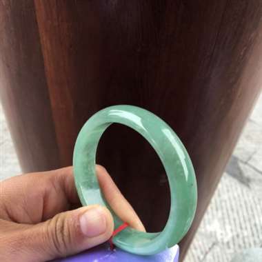 缅甸翡翠A货，完美大气的手慢，完美，有点棉絮，性价比超高，手慢无货。