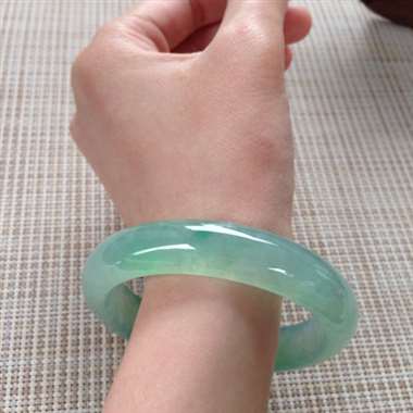 17041217#正圈尺寸：56.8x12.9x8mm 冰翠色镯，种好色好，光感好，翠色欲流，完美推