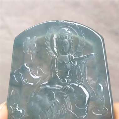 L冰种满蓝紫《文殊菩萨》。油润细腻冰透起钢光，水润怡人，完美
