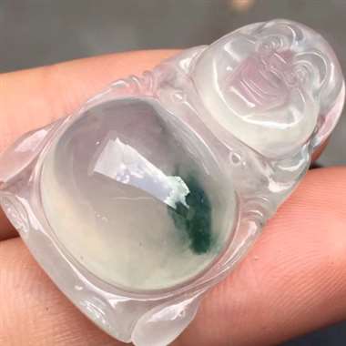 冰种飘彩站佛：完美无裂纹，种老起胶，雕工精致，色泽漂亮，饱满，尺寸：32.4/23.1/9.8 ，t